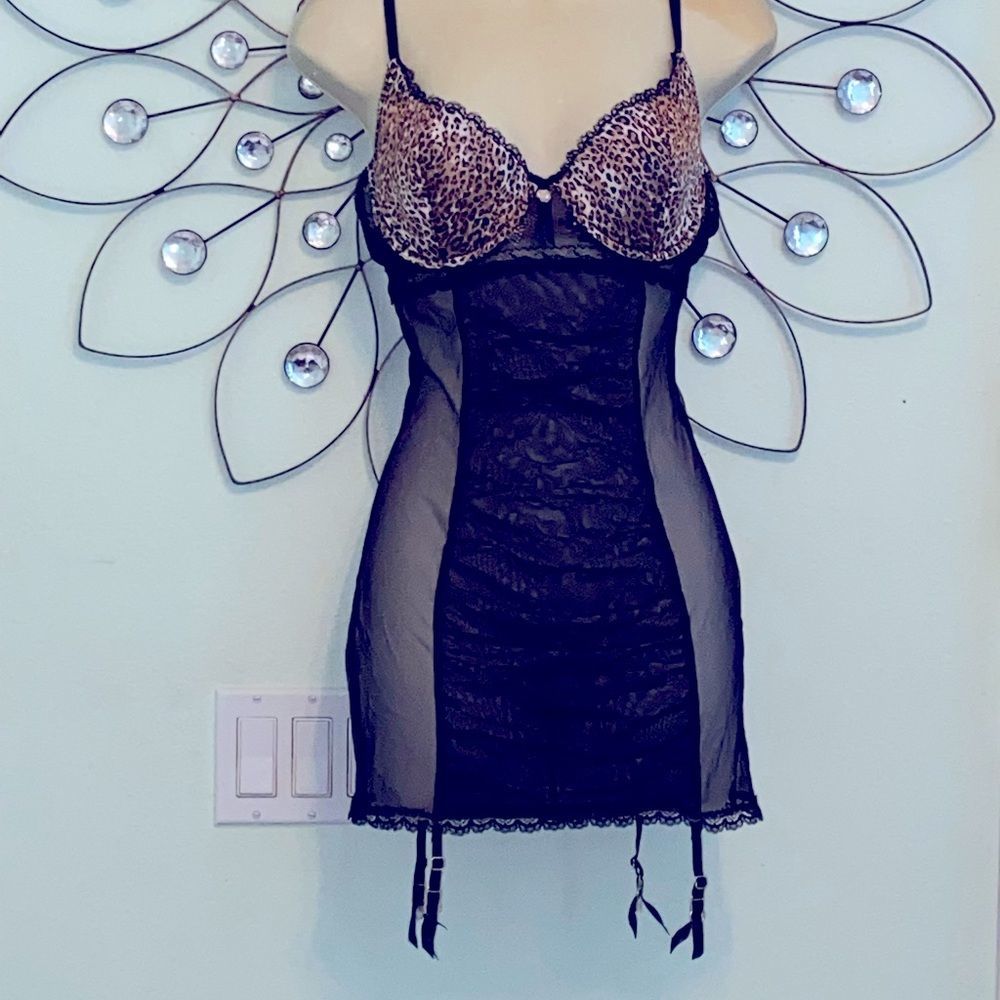 New VICTORIA’S SECRET Lingerie Leopard Print with Garters 36C
